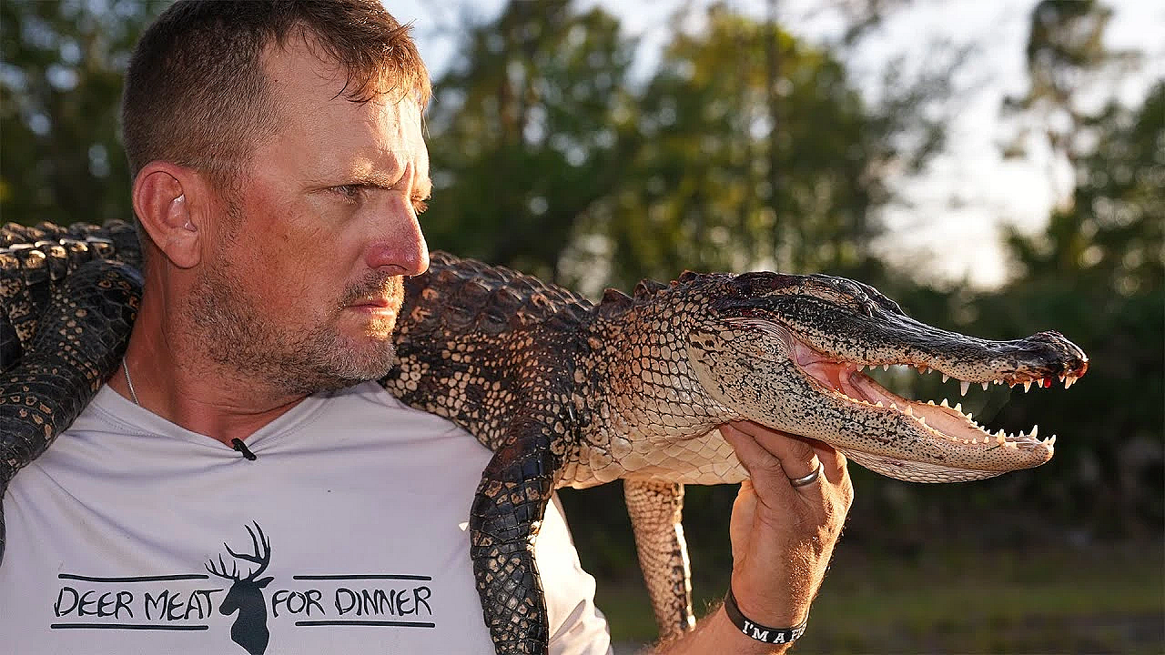 How To Put A Wild Alligator To Sleep! {catch Clean Cook} Whole Smoked Alligator